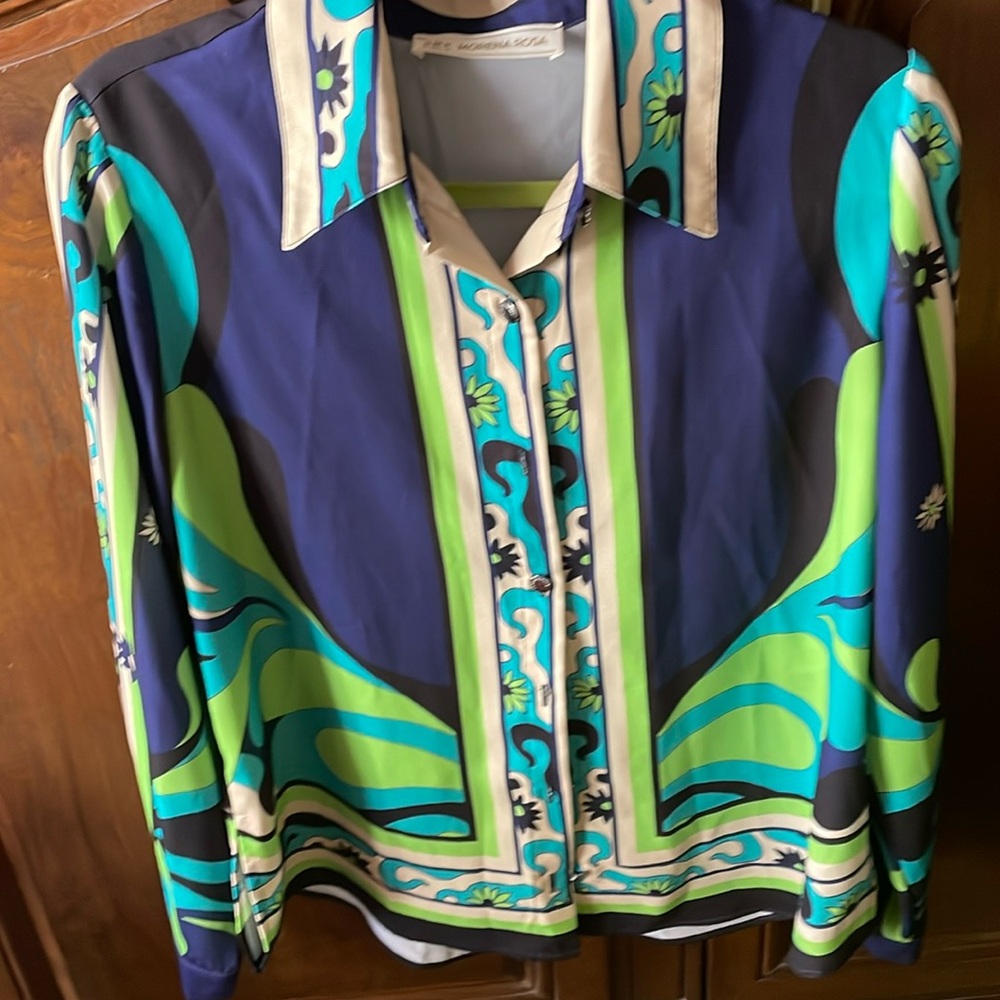 Women’s Mod-looking button front top- Made in Brazil.